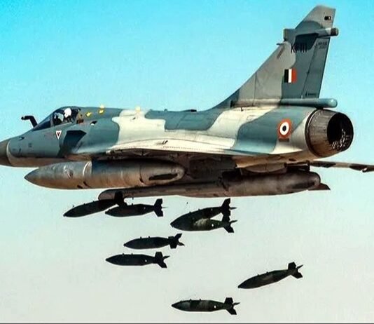 पुलवामा आतंकी हमले के बाद भारतीय वायुसेना के मिराज-2000 फाइटर जेट्स ने बालाकोट में आतंकियों के ठिकानों पर बम गिराए थे. (फोटोः IAF_MCC)